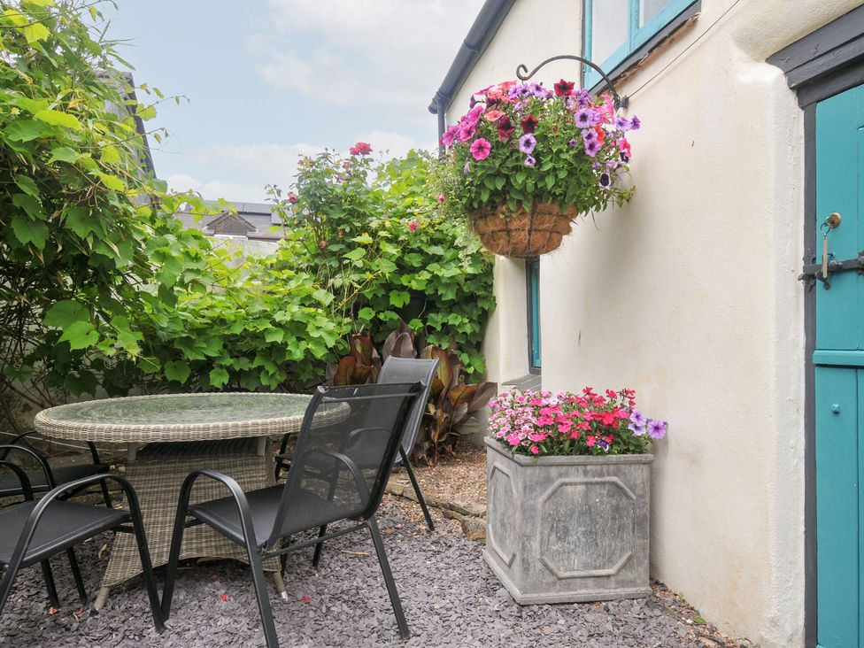 An outdoor area with a table and chairs at Tadworthy Tower in Northam