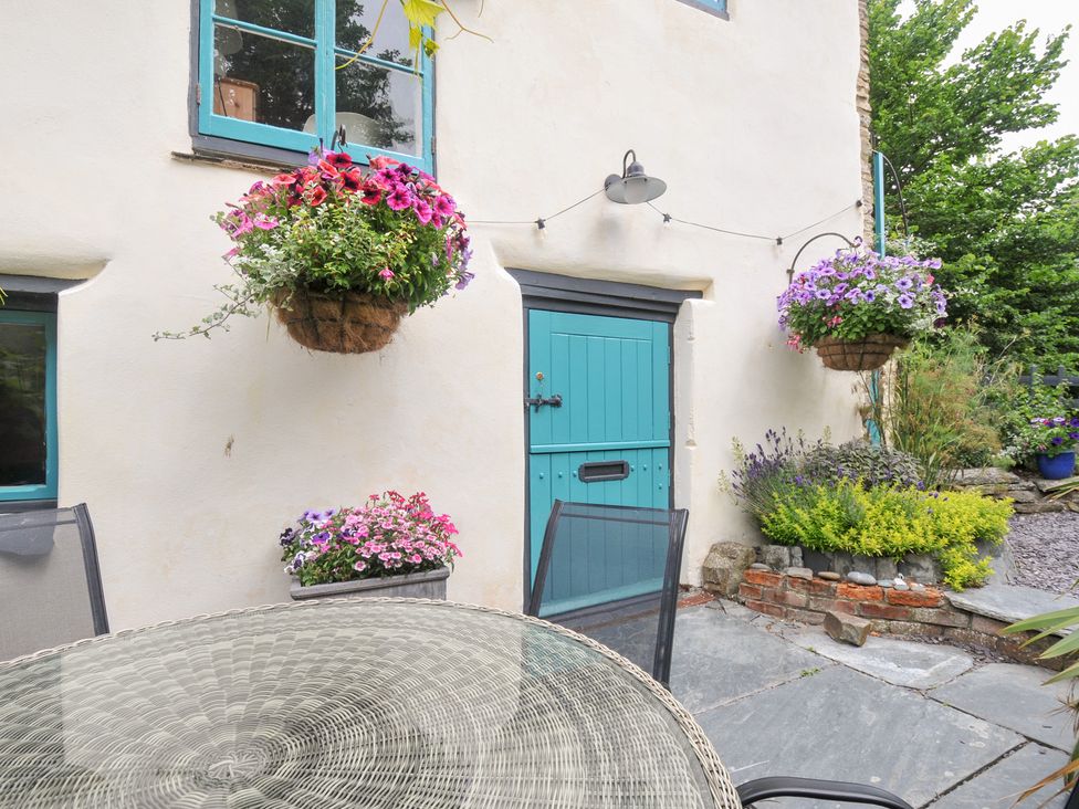 An outdoor area with a table and chairs near a blue door at Tadworthy Tower Northam