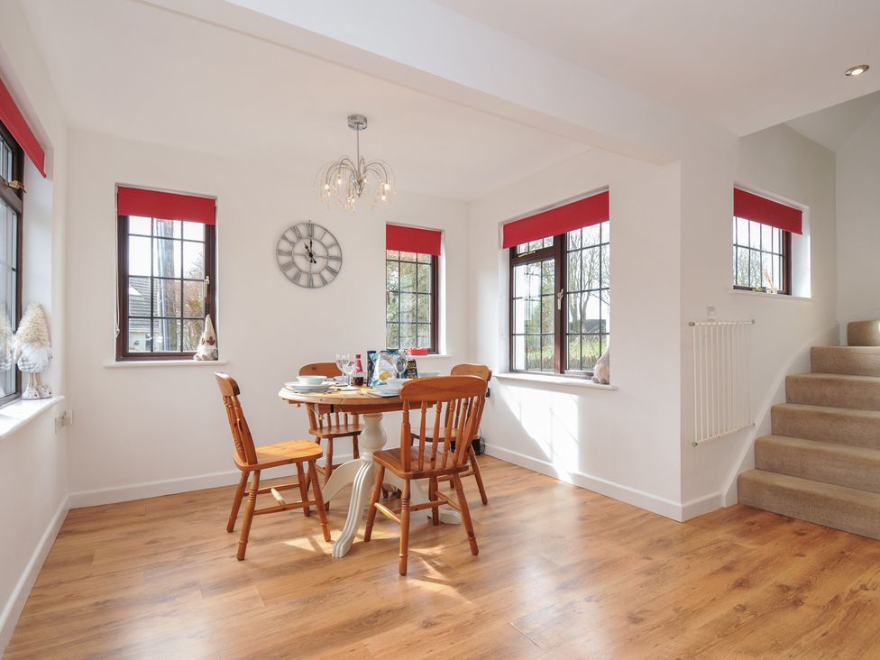 A dining room with a table and chairs at Kernyk in Camelford