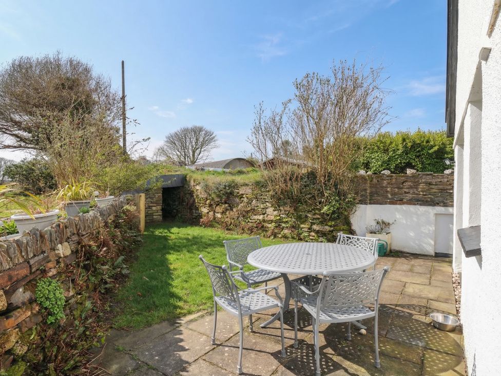 A garden with a table and chairs at Kernyk in Camelford