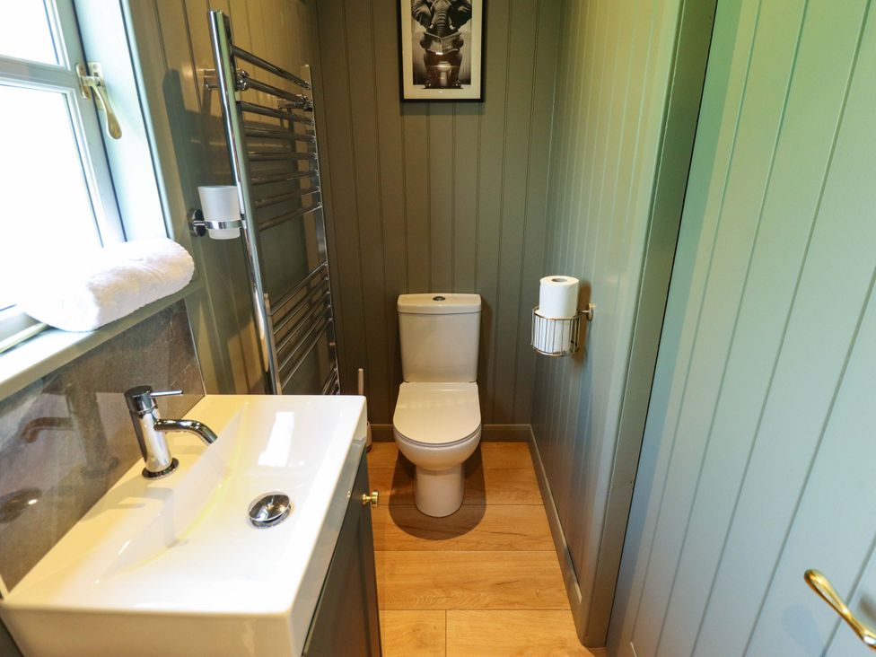 A bathroom with a sink and toilet at Bluebell in Grimsby