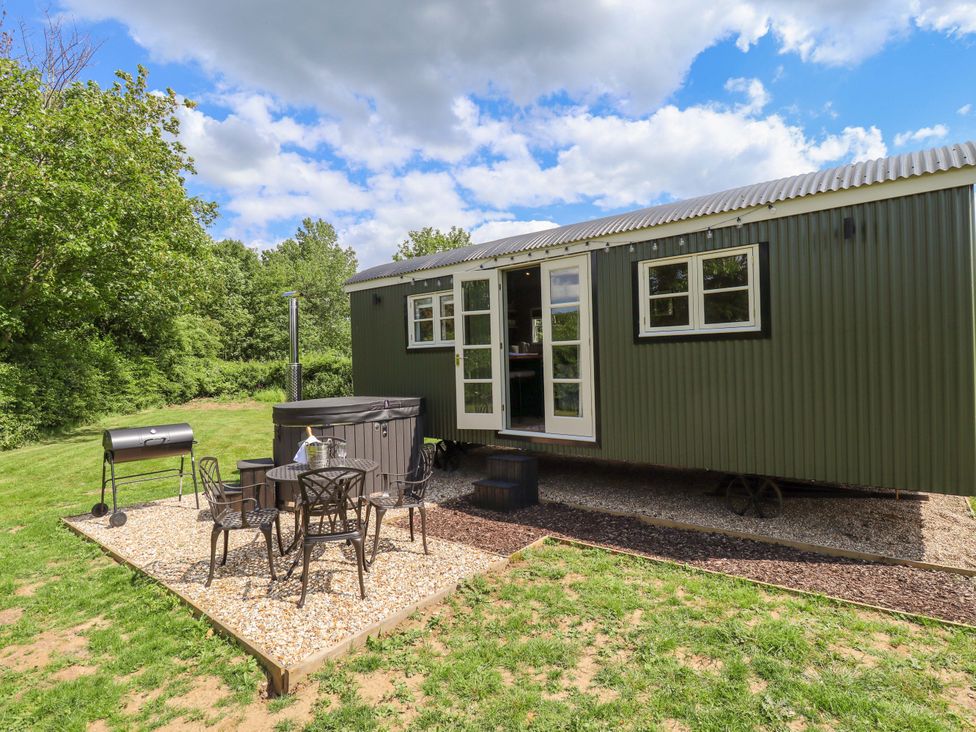 A tiny house with outdoor seating and hot tub at Bluebell in Grimsby