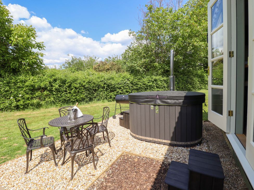 A garden with a hot tub and outdoor furniture at Bluebell in Grimsby
