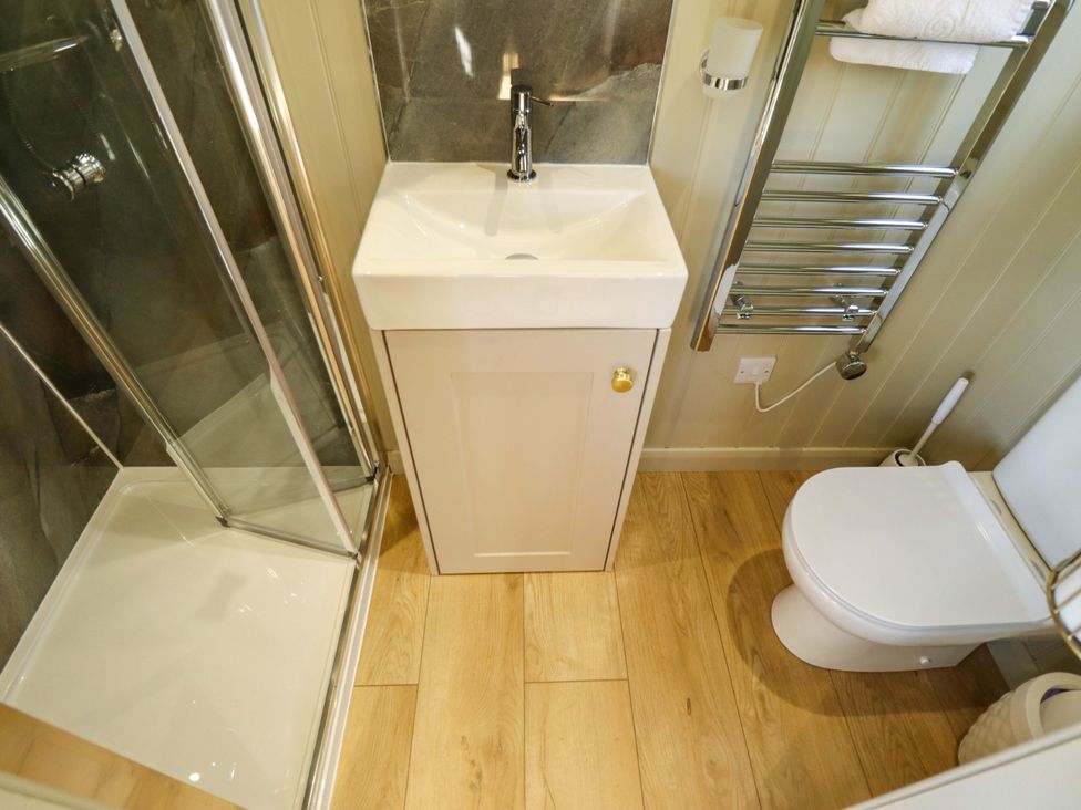 A bathroom with a sink, shower, and toilet at Magnolia in Grimsby