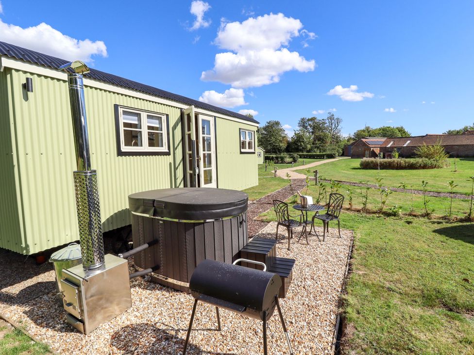 Magnolia - Lincolnshire - 1172715 - thumbnail photo 16