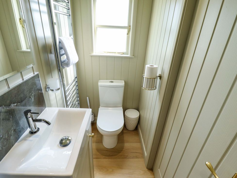 A bathroom featuring a sink and toilet at Snowdrop in Grimsby