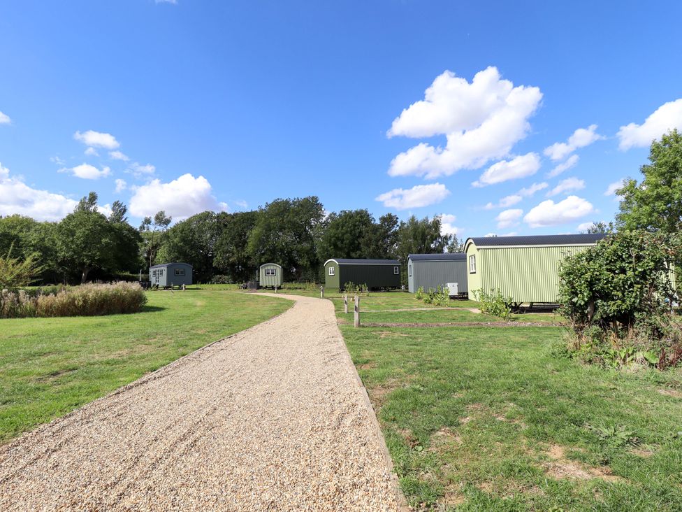 A path leading to several huts in an outdoor area at Snowdrop in Grimsby