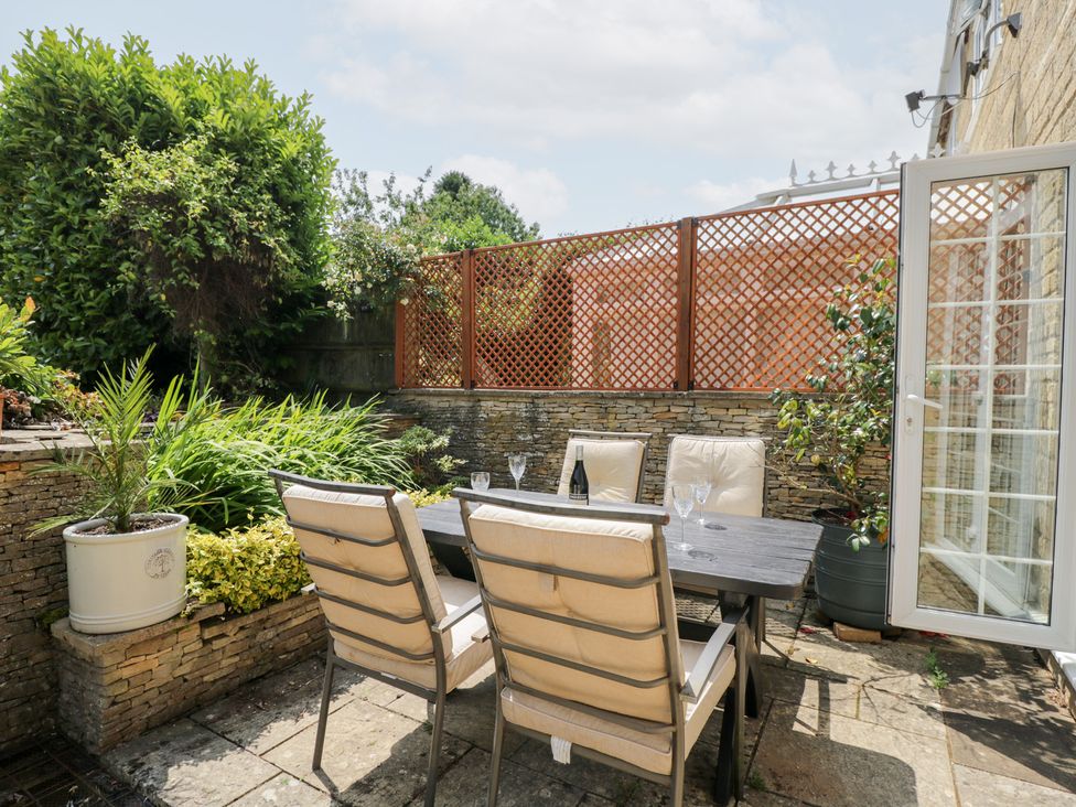 A garden with a table and chairs at Lorien in Fifield