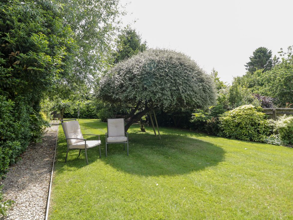 A garden with chairs and a tree at Lorien in Fifield