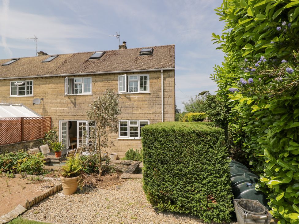 A house with a garden and hedges at Lorien in Fifield