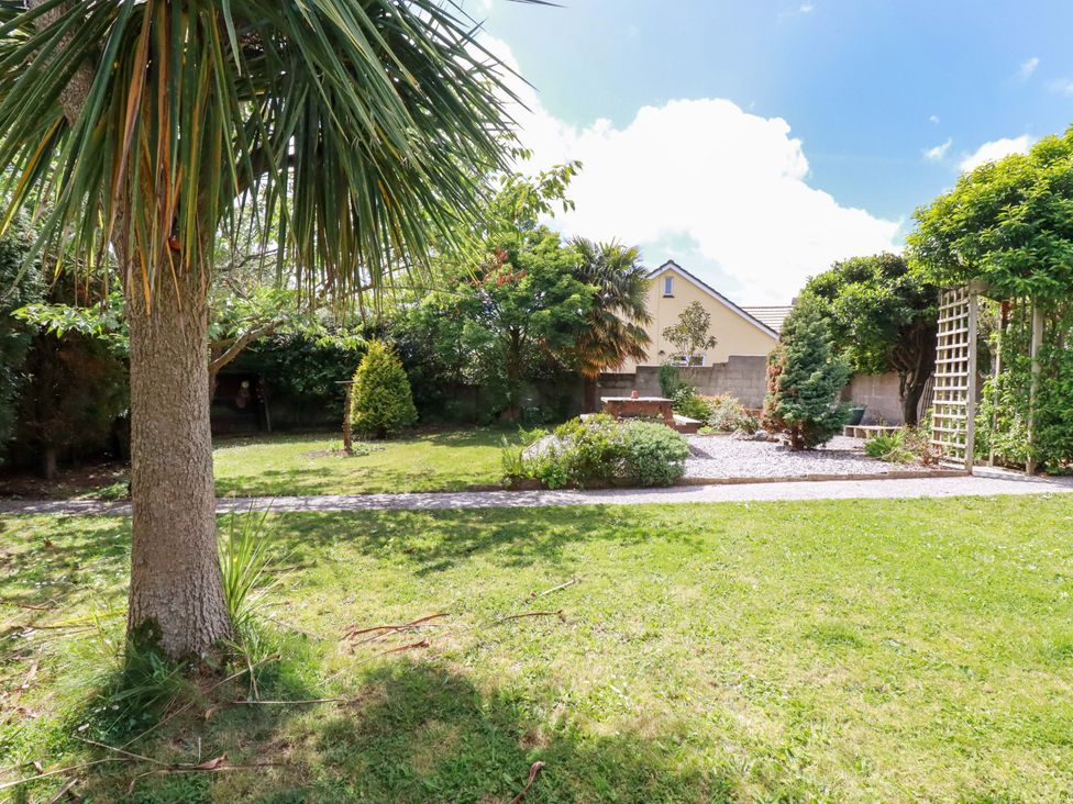 A garden with trees and shrubs at Brockstone Cottage in St Austell