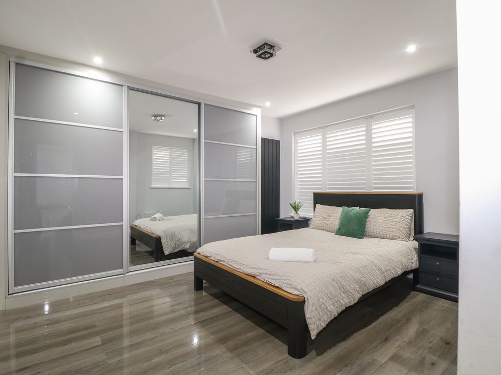 A bedroom with a bed and closet at Falcon Bal House 