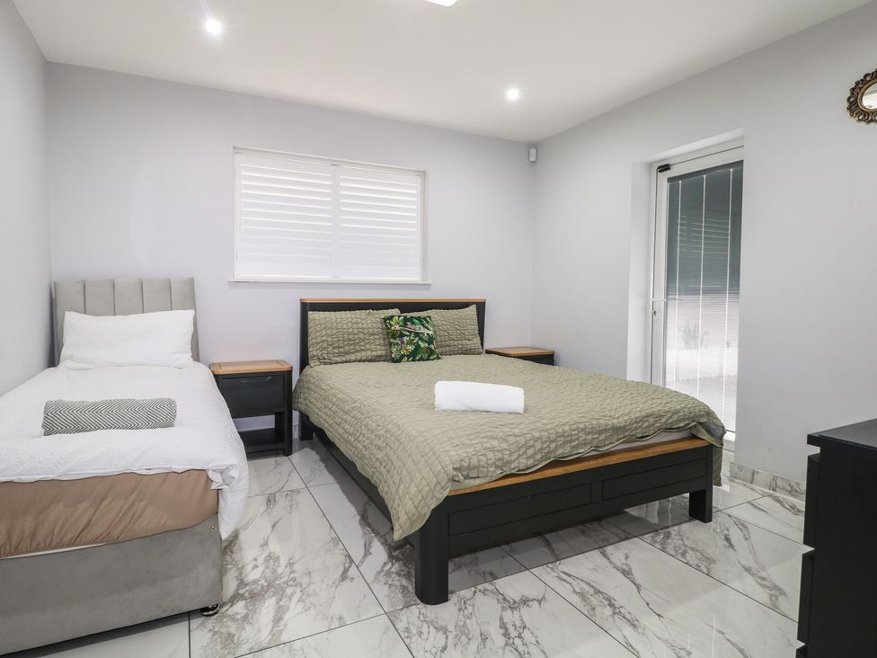 A bedroom with a double bed and single bed at Falcon Bal House 