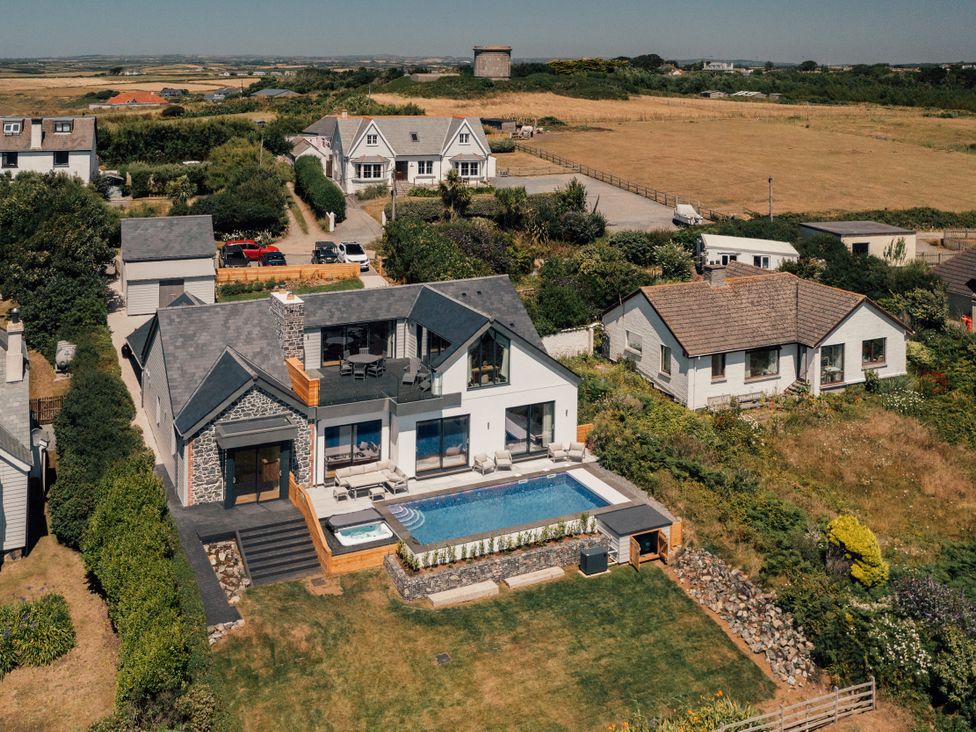 A house with a swimming pool and garden at Trevean in Mullion