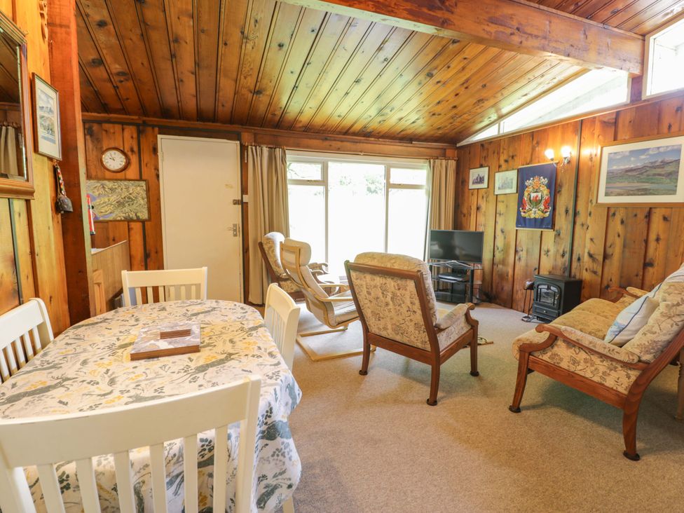 A living room with a dining table and chairs at Ty Bedwen in Dinas Mawddwy