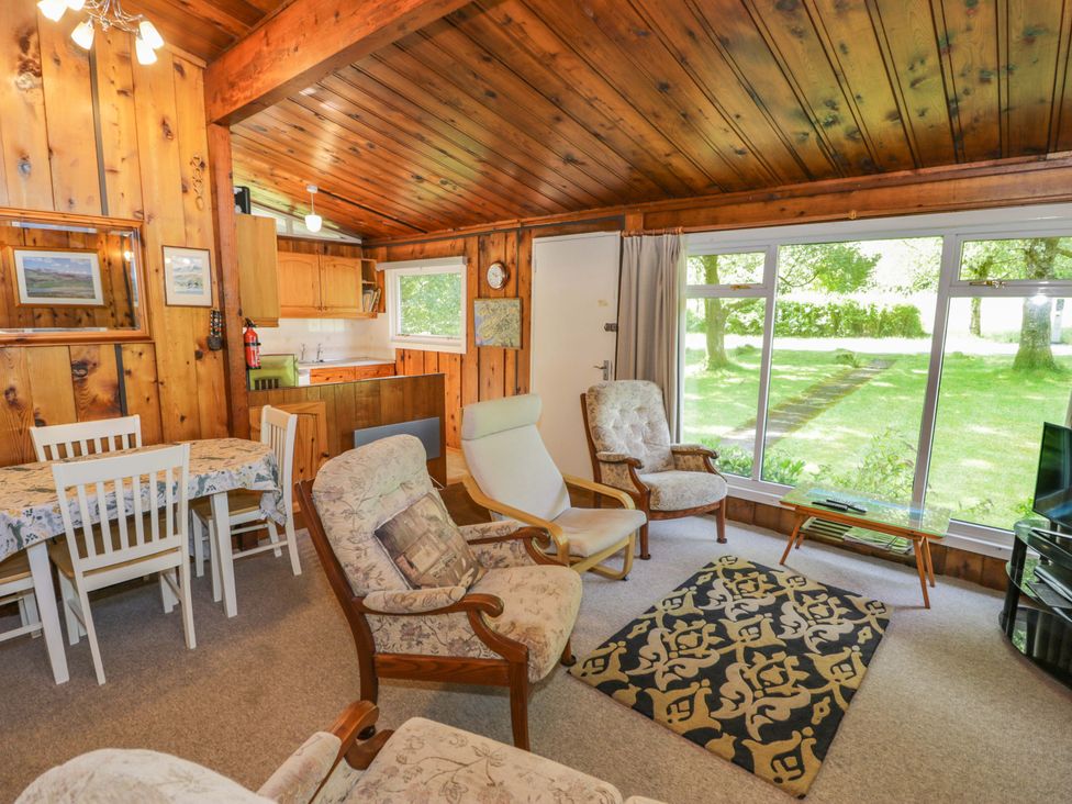 A living room with a dining table and chairs at Ty Bedwen in Dinas Mawddwy