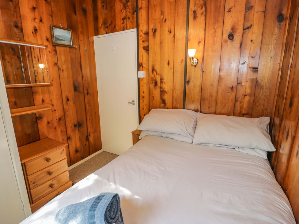 A bedroom with a bed and shelves at Ty Bedwen in Dinas Mawddwy