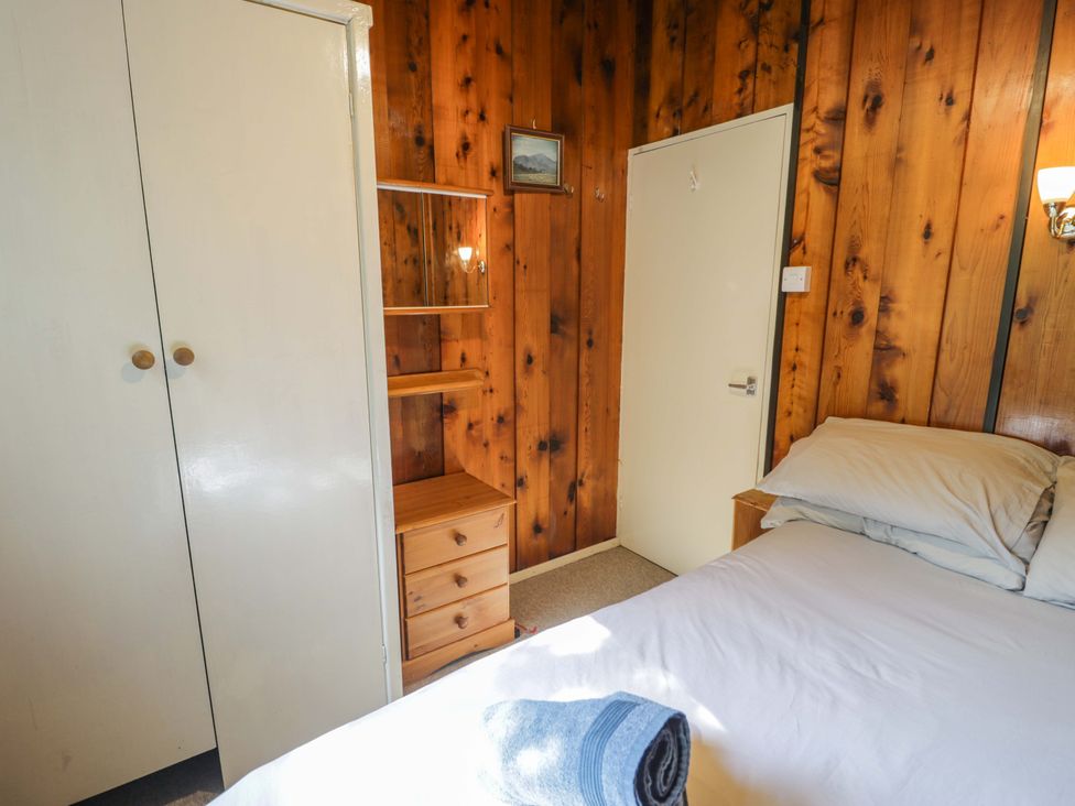 A bedroom with a bed and wardrobe at Ty Bedwen in Dinas Mawddwy