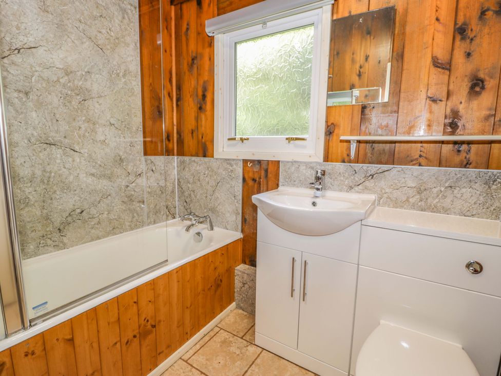 A bathroom featuring a bathtub, sink, and toilet at Ty Bedwen in Dinas Mawddwy