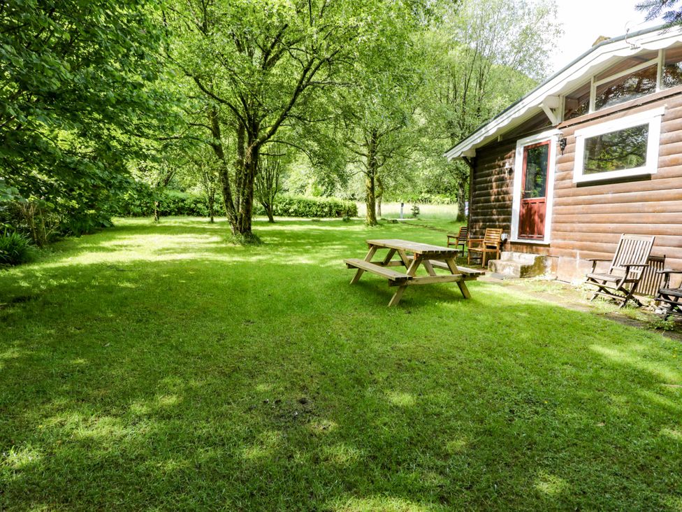 A garden area with a picnic table and chairs at Ty Bedwen in Dinas Mawddwy