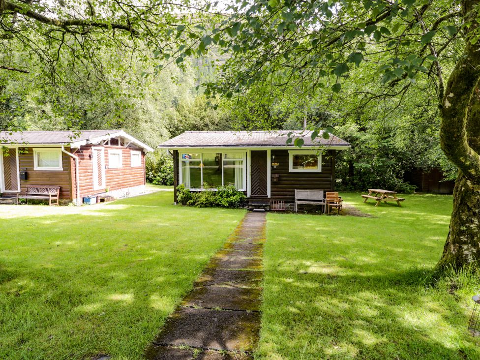 A cabin with a pathway and picnic table at Ty Bedwen in Dinas Mawddwy