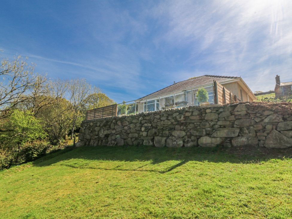 A house with a garden and stone wall at Tirionfa, Talsarnau