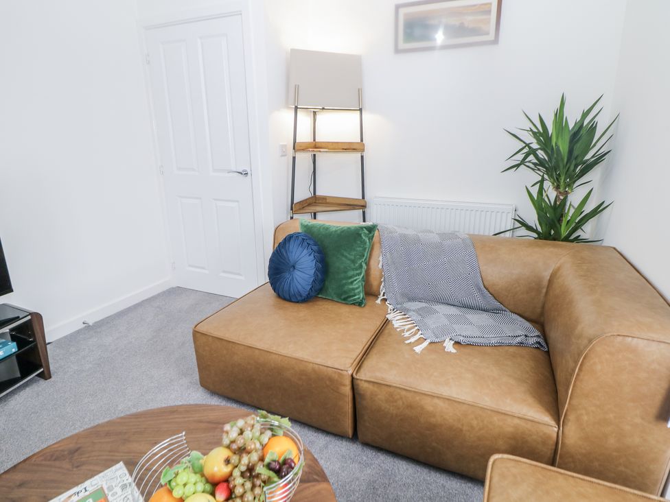 A living room with a sofa and a table with fruit at Peak Avenue Retreat in Wingerworth near Chesterfield