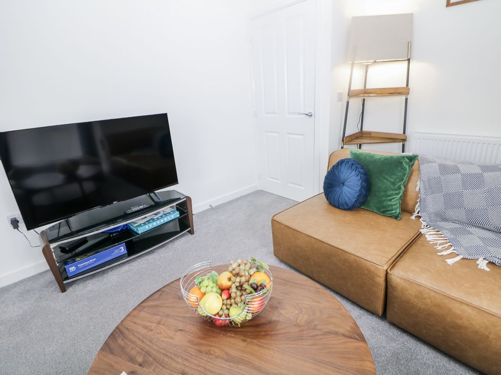 A living room with a television and a fruit bowl at Peak Avenue Retreat in Wingerworth near Chesterfield