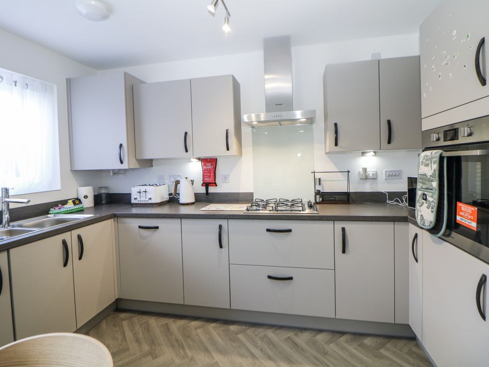 A kitchen with cabinets and appliances at Peak Avenue Retreat in Wingerworth near Chesterfield
