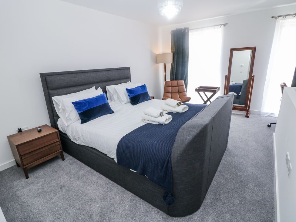 A bedroom with a bed and a mirror at Peak Avenue Retreat Wingerworth near Chesterfield