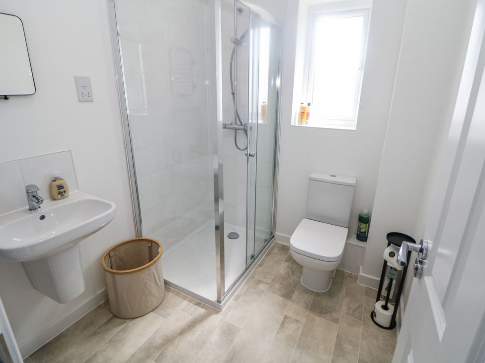 A bathroom with a shower, sink and toilet at Peak Avenue Retreat in Wingerworth near Chesterfield