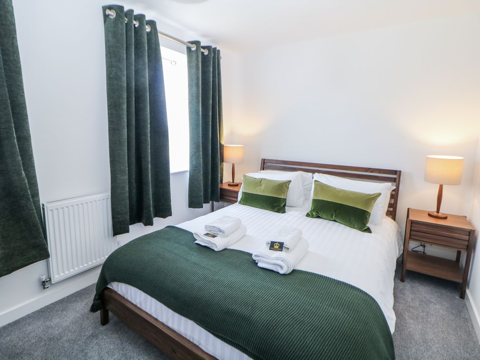 A bedroom with a double bed and two lamps at Peak Avenue Retreat Wingerworth near Chesterfield
