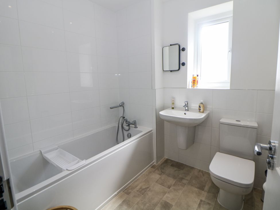 A bathroom with a bathtub, sink, and toilet at Peak Avenue Retreat Wingerworth near Chesterfield