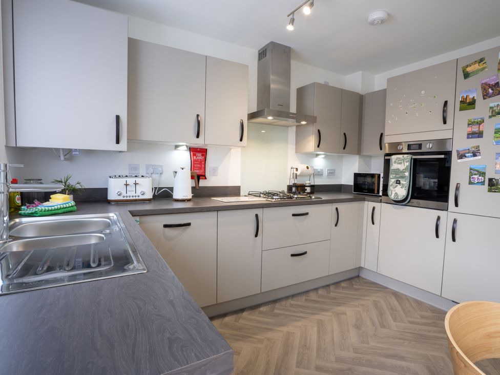 A kitchen with cabinets and appliances at Peak Avenue Retreat in Wingerworth near Chesterfield