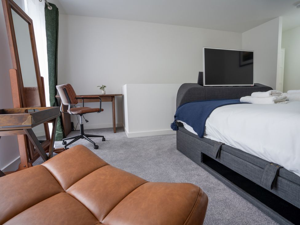 A bedroom with a bed and desk at Peak Avenue Retreat in Wingerworth near Chesterfield