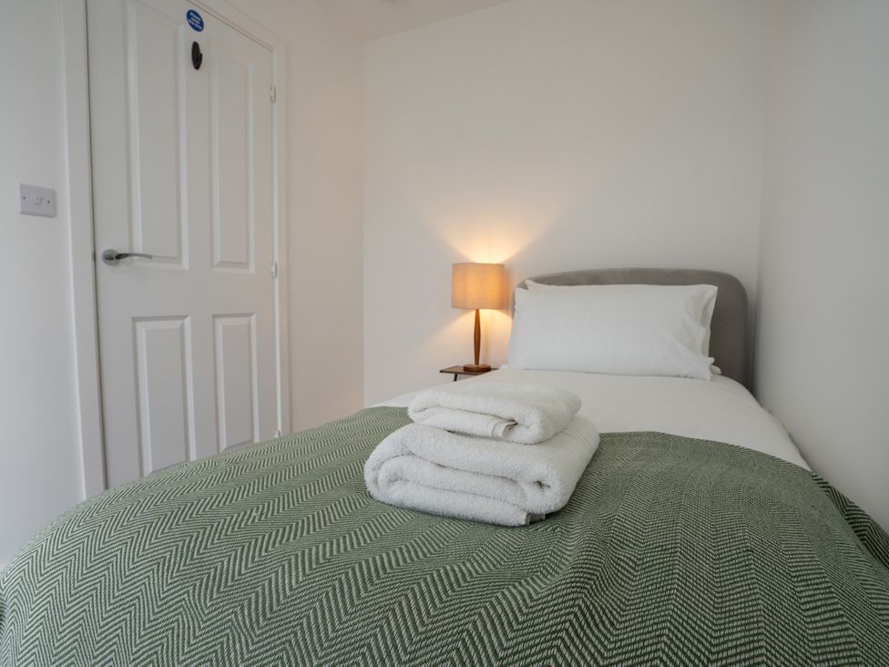 A bedroom with bed and towels at Peak Avenue Retreat in Wingerworth near Chesterfield
