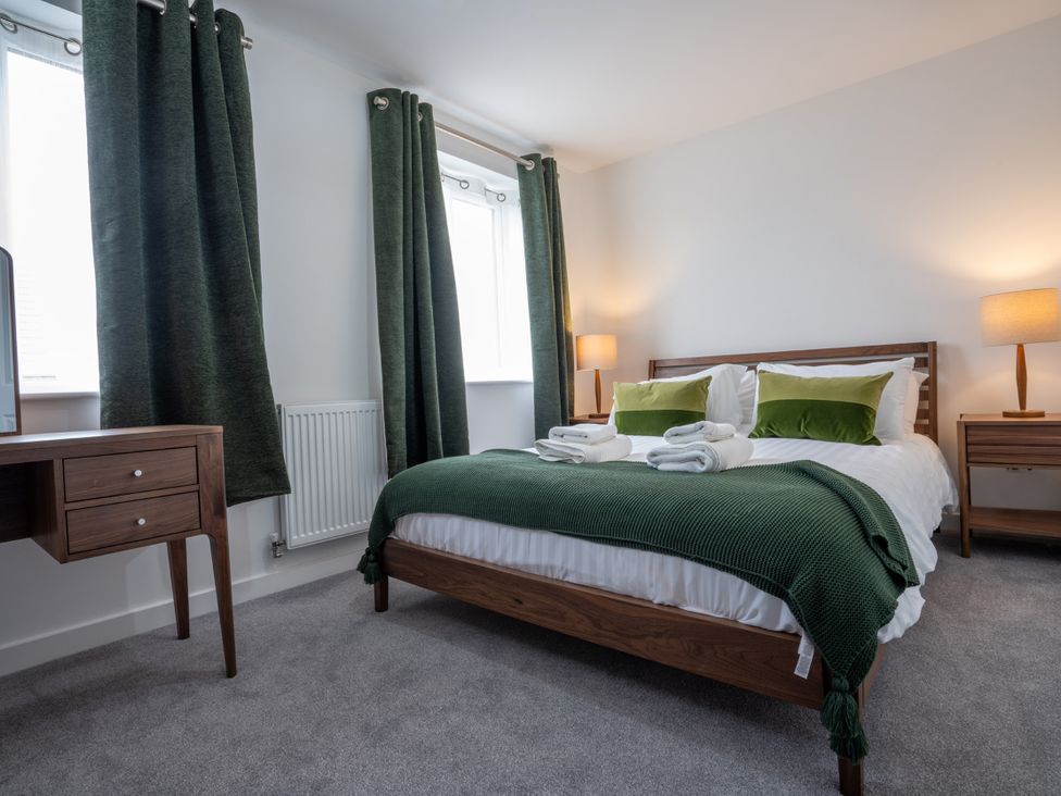 A bedroom with a bed and desk at Peak Avenue Retreat Wingerworth near Chesterfield