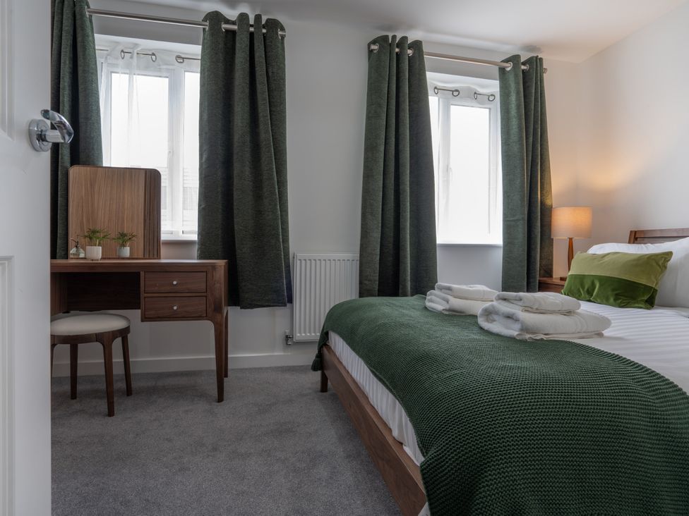 A bedroom with a bed and dressing table at Peak Avenue Retreat Wingerworth near Chesterfield
