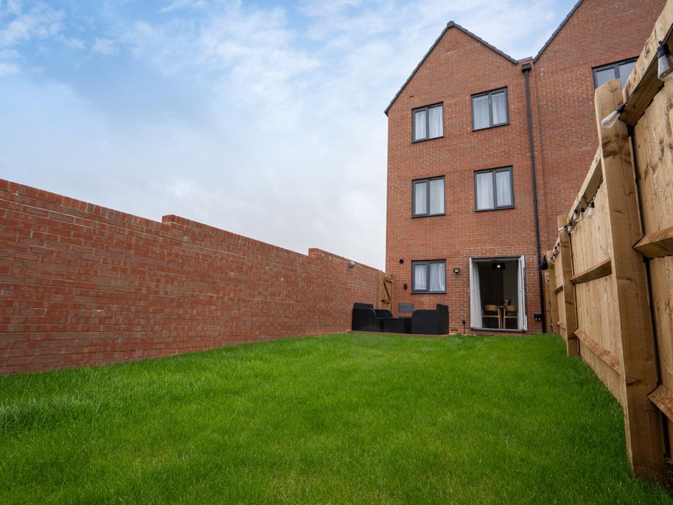 A garden with a house and a brick wall at Peak Avenue Retreat Wingerworth near Chesterfield