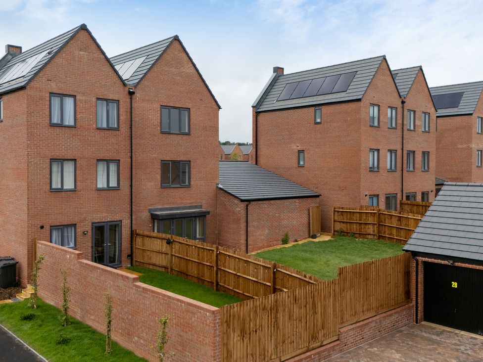 An outdoor area with houses and fencing at Peak Avenue Retreat Wingerworth near Chesterfield