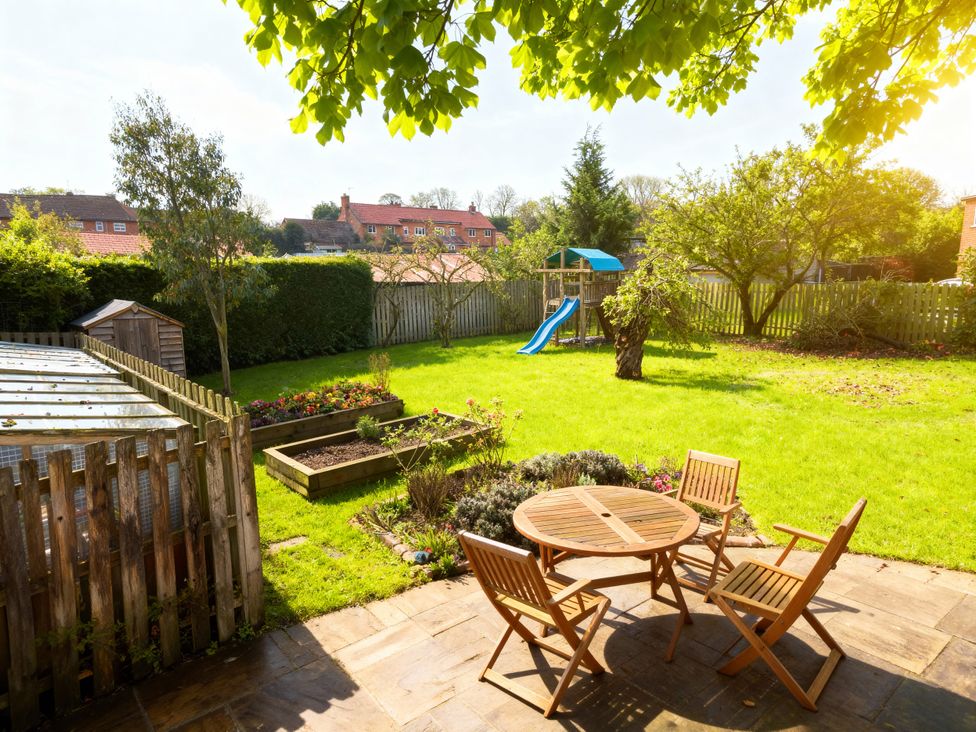 A garden with a table and chairs at Willow Garth in Roecliffe near Boroughbridge