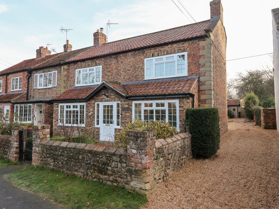 A house with windows and a garden at Willow Garth in Roecliffe near Boroughbridge