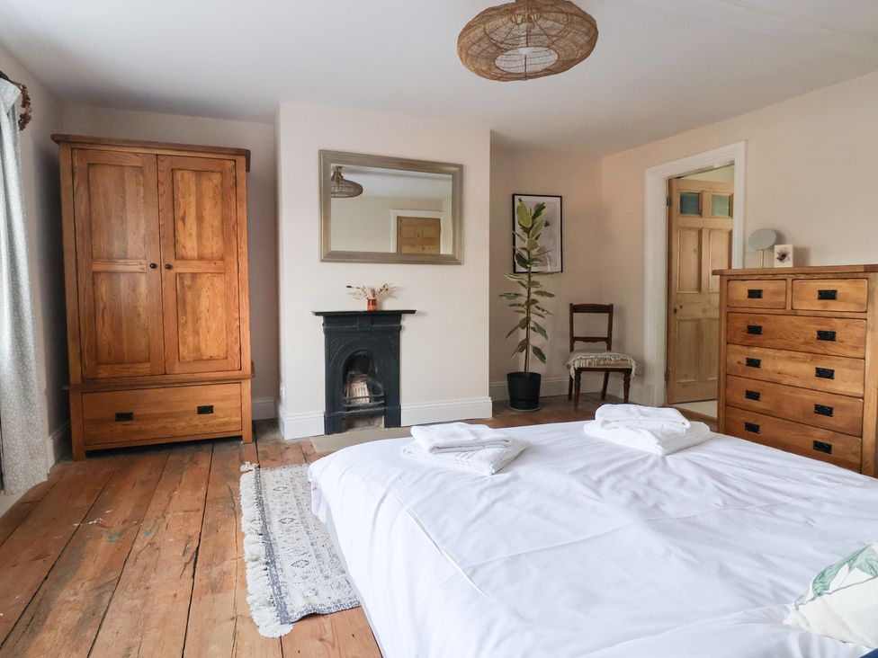 A bedroom with a bed and wardrobe at Willow Garth Roecliffe near Boroughbridge