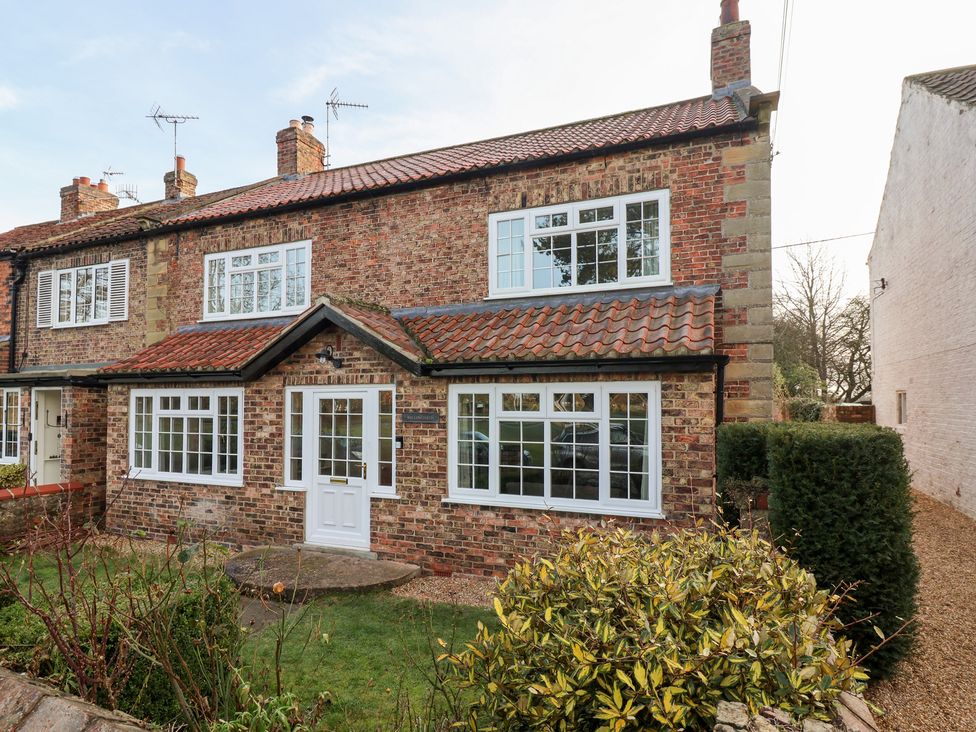 A brick house with windows and a front door at Willow Garth Roecliffe near Boroughbridge