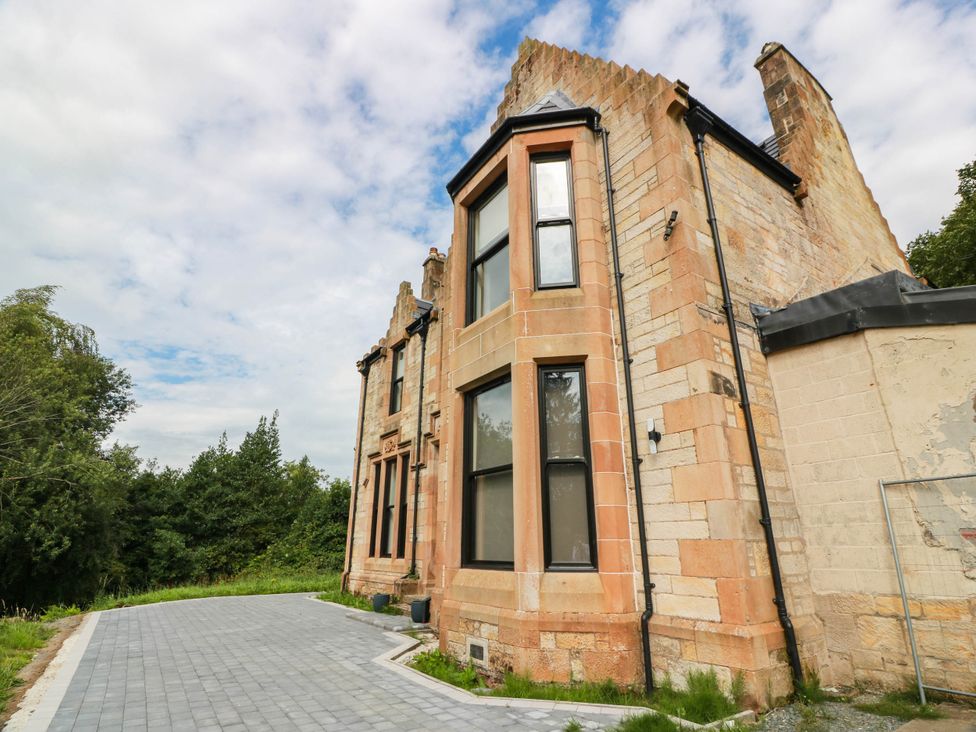 An exterior view of a building with a driveway at Winnocklands House