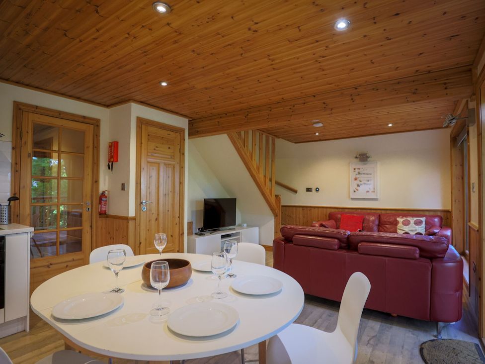 A living room with a dining table and sofa at Lodge 68 - Fern Gully near Finlakes Holiday Park in Chudleigh