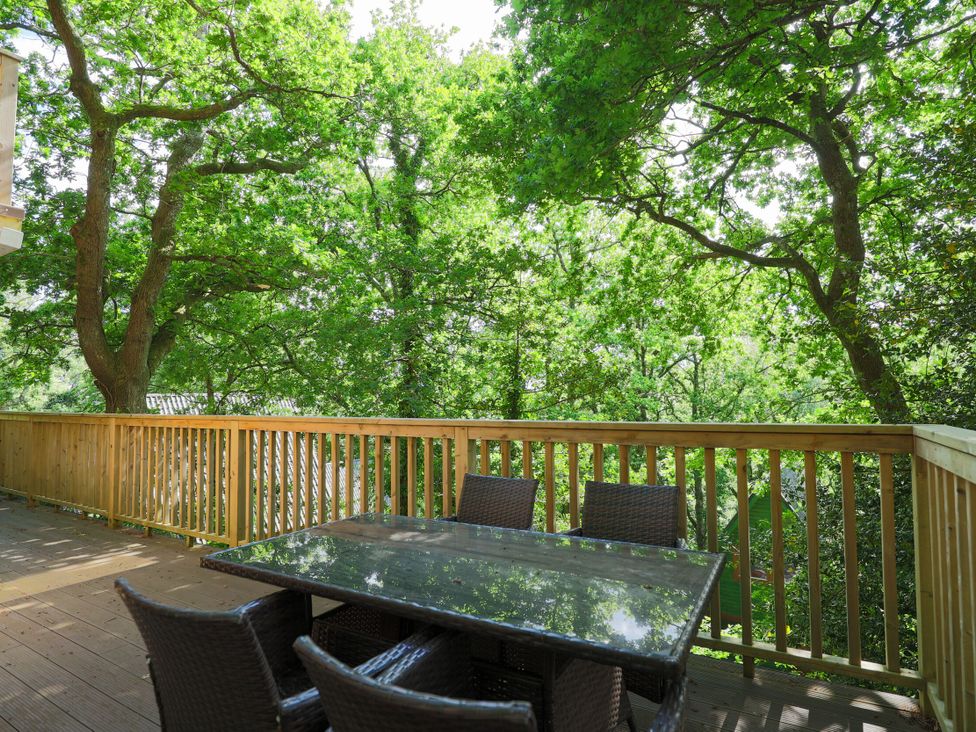 An outdoor area with a table and chairs at Lodge 68 - Fern Gully near Finlakes Holiday Park near Chudleigh
