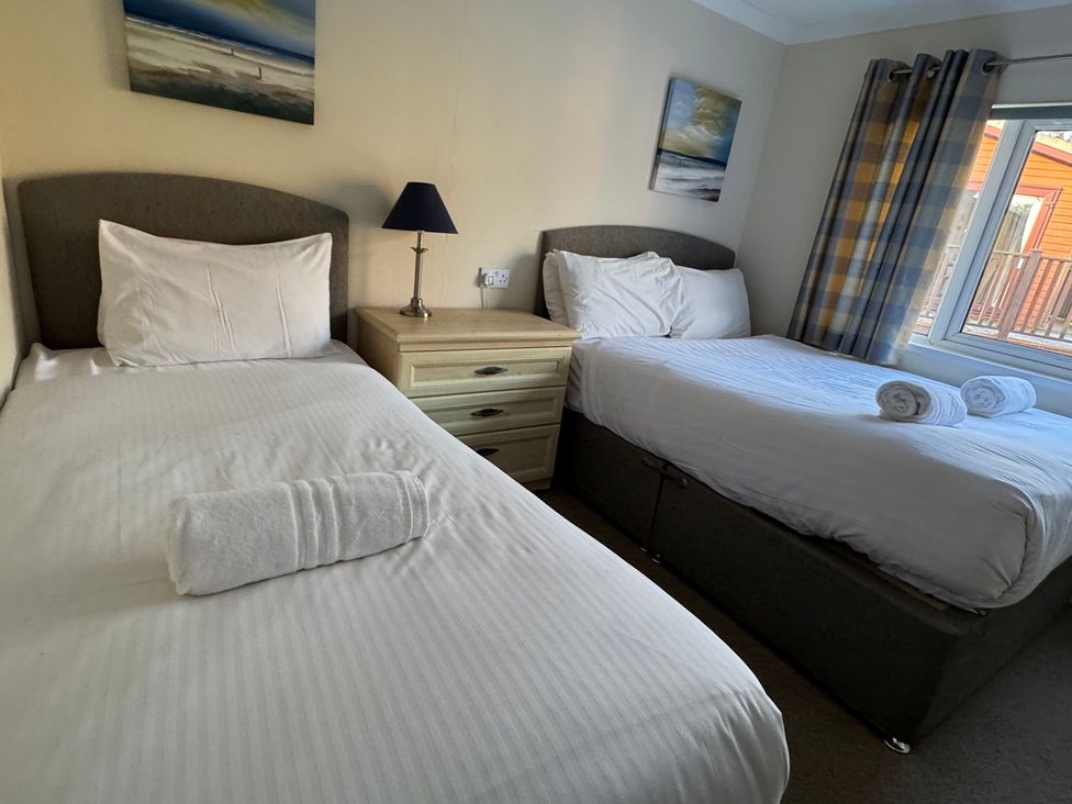A bedroom with two single beds at Woodland View 31 - The Hawthorns near Chudleigh