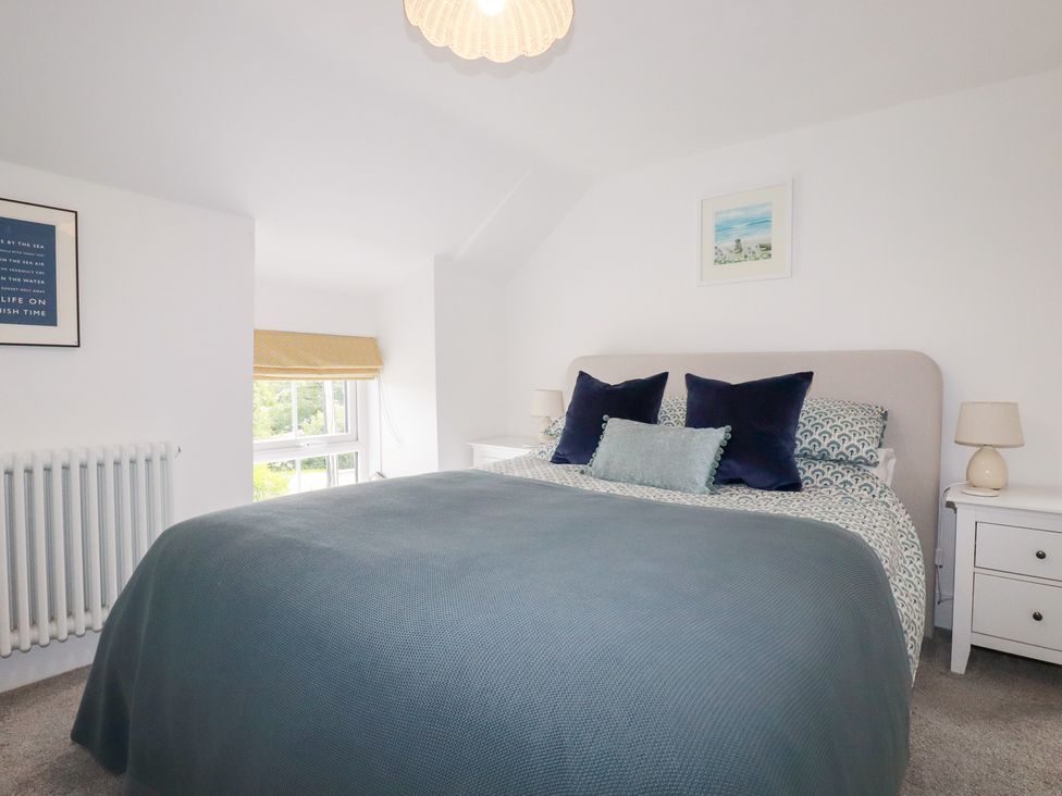 A bedroom with a bed and bedside tables at Glendale in Port Isaac