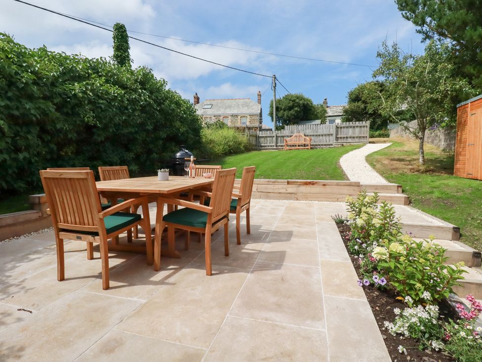 A garden with a dining table and chairs at Glendale, Port Isaac